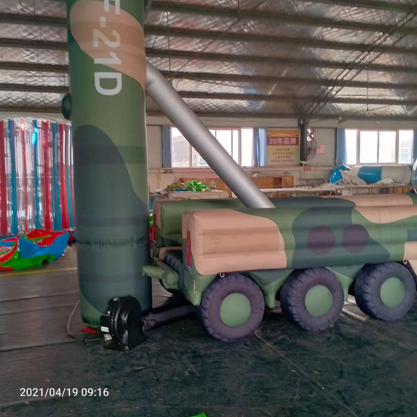濮阳军事演习中的充气目标车辆：模拟发射车雷达车坦克飞机